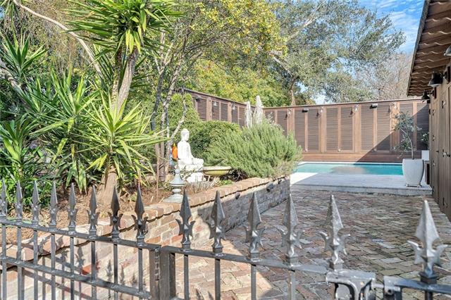 625 Marigny St