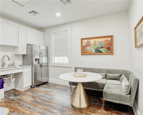 423 10 St.