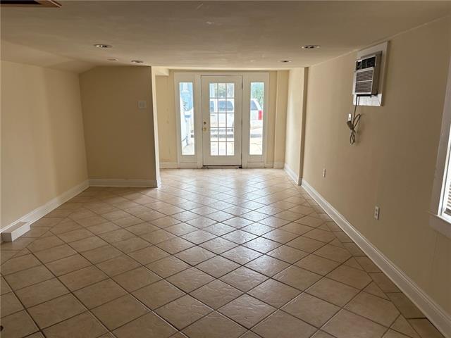 825-27 Louque PL